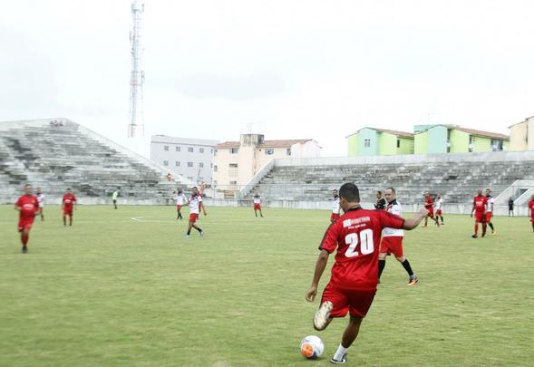 Estádio Grito da República, em Olinda, foi 'inaugurado' na quarta-feira com uma partida festiva entre o time da prefeitura e a imprensa. Com o fim do mandato se aproximando, o prefeito da cidade Renildo Calheiros esteve presente e participou da partida