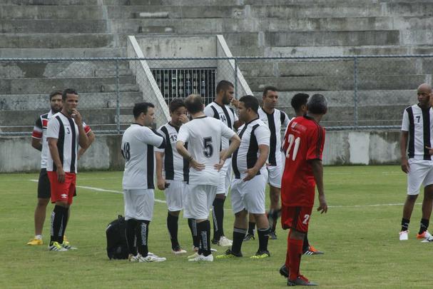 Estádio Grito da República, em Olinda, foi 'inaugurado' na quarta-feira com uma partida festiva entre o time da prefeitura e a imprensa. Com o fim do mandato se aproximando, o prefeito da cidade Renildo Calheiros esteve presente e participou da partida