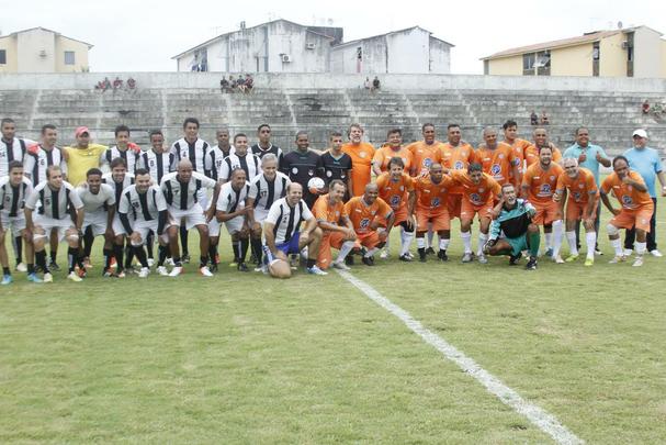 Estádio Grito da República, em Olinda, foi 'inaugurado' na quarta-feira com uma partida festiva entre o time da prefeitura e a imprensa. Com o fim do mandato se aproximando, o prefeito da cidade Renildo Calheiros esteve presente e participou da partida