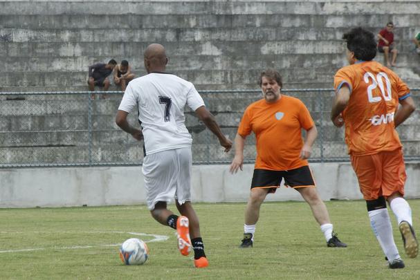 Estádio Grito da República, em Olinda, foi 'inaugurado' na quarta-feira com uma partida festiva entre o time da prefeitura e a imprensa. Com o fim do mandato se aproximando, o prefeito da cidade Renildo Calheiros esteve presente e participou da partida