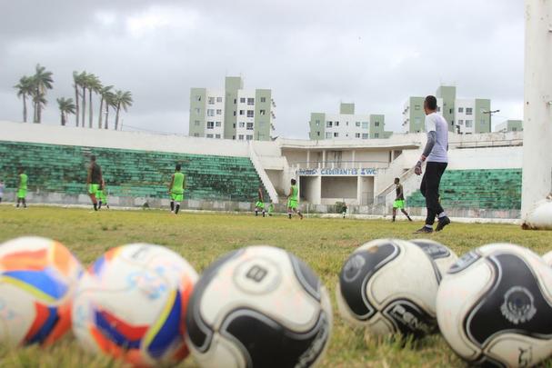 Santa Cruz viaja para Itu, subsede da competi��o da Copa S�o Paulo de Futebol J�nior, com uma delega��o de 20 jogadores e outros cinco integrantes da comiss�o t�cnica