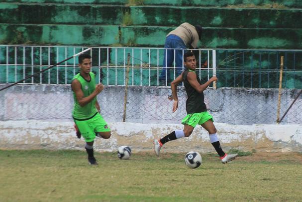 Santa Cruz viaja para Itu, subsede da competi��o da Copa S�o Paulo de Futebol J�nior, com uma delega��o de 20 jogadores e outros cinco integrantes da comiss�o t�cnica
