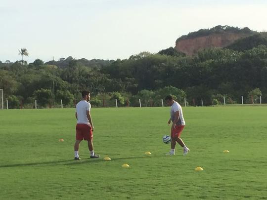 Jogadores contratados do N�utico marcam presen�a no CT: o goleiro Tiago Cardoso; os zagueiros Tiago Alves, �verton P�scoa e Nirley; o meia Dudu; os atacantes Juninho, Anselmo e William Silva. Por outro lado, quatro atletas n�o estiveram presentes. O goleiro Bruno e O meia Marco Ant�nio chegam para os treinos neste ter�a. J� o volante Rodrigo Souza e o atacante Giva se apresentam na quarta.