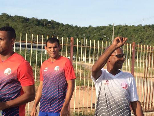 Jogadores contratados do N�utico marcam presen�a no CT: o goleiro Tiago Cardoso; os zagueiros Tiago Alves, �verton P�scoa e Nirley; o meia Dudu; os atacantes Juninho, Anselmo e William Silva. Por outro lado, quatro atletas n�o estiveram presentes. O goleiro Bruno e O meia Marco Ant�nio chegam para os treinos neste ter�a. J� o volante Rodrigo Souza e o atacante Giva se apresentam na quarta.