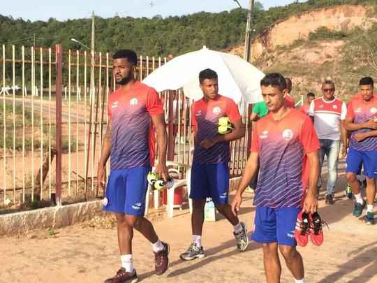Jogadores contratados do Náutico marcam presença no CT: o goleiro Tiago Cardoso; os zagueiros Tiago Alves, Éverton Páscoa e Nirley; o meia Dudu; os atacantes Juninho, Anselmo e William Silva. Por outro lado, quatro atletas não estiveram presentes. O goleiro Bruno e O meia Marco Antônio chegam para os treinos neste terça. Já o volante Rodrigo Souza e o atacante Giva se apresentam na quarta.