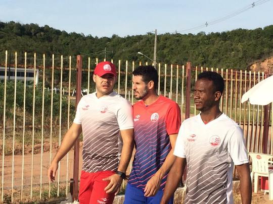 Jogadores contratados do Náutico marcam presença no CT: o goleiro Tiago Cardoso; os zagueiros Tiago Alves, Éverton Páscoa e Nirley; o meia Dudu; os atacantes Juninho, Anselmo e William Silva. Por outro lado, quatro atletas não estiveram presentes. O goleiro Bruno e O meia Marco Antônio chegam para os treinos neste terça. Já o volante Rodrigo Souza e o atacante Giva se apresentam na quarta.