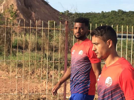 Jogadores contratados do Náutico marcam presença no CT: o goleiro Tiago Cardoso; os zagueiros Tiago Alves, Éverton Páscoa e Nirley; o meia Dudu; os atacantes Juninho, Anselmo e William Silva. Por outro lado, quatro atletas não estiveram presentes. O goleiro Bruno e O meia Marco Antônio chegam para os treinos neste terça. Já o volante Rodrigo Souza e o atacante Giva se apresentam na quarta.