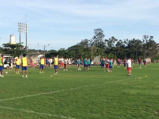 Jogadores contratados do Náutico marcam presença no CT: o goleiro Tiago Cardoso; os zagueiros Tiago Alves, Éverton Páscoa e Nirley; o meia Dudu; os atacantes Juninho, Anselmo e William Silva. Por outro lado, quatro atletas não estiveram presentes. O goleiro Bruno e O meia Marco Antônio chegam para os treinos neste terça. Já o volante Rodrigo Souza e o atacante Giva se apresentam na quarta.