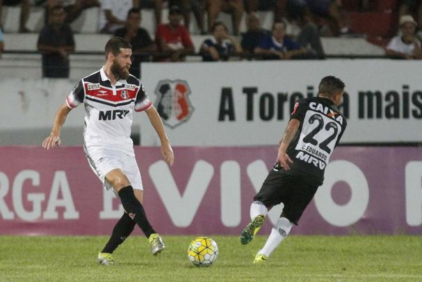 Remanescente do elenco que disputou a Série A em 2016, o zagueiro Danny Morais renovou contrato até o fim de 2017. O prolongamento de vínculo garante o atleta no Arruda pela terceira temporada consecutiva. Desde o começo de 2015 no Santa, participou de 103 jogos oficiais, sendo 101 iniciando como titular da equipe, e balançou as redes duas vezes - ambas em 2015. Voz ativa nos vestiários, também exerce o seu papel de liderança junto à diretoria nas negociações de pagamentos de salários do elenco.