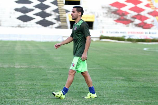O lateral direito argentino Gabriel Valls, de 30 anos, est no Arruda desde o ltimo dia 6 de agosto. No conseguiu, contudo, o visto de trabalho para defender o time no Brasileiro e Sul-Americana. Ainda assim, permaneceu treinando no Recife e, enfim, ter a oportunidade de estrear pelo Santa. Na prxima temporada, tem a chance de quebrar um perodo considervel de inatividade.