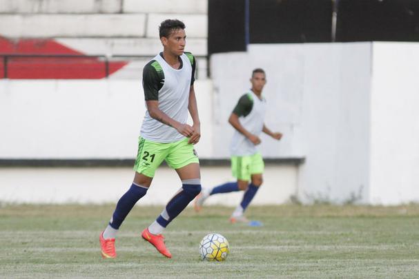 O meio-campista prata da casa Marclio estava entre os que ameaaram sair do Santa aps a Srie A 2016. Tornou-se alvo do Seongnam FC, da Coreia do Sul, alm do Tigre-RJ. Com contrato vigente com o Tricolor at dezembro de 2017, acenou que deixaria o clube, mas repensou a ideia e decidiu seguir no Arruda. Aos 21 anos, foi promovido  equipe profissional em 2015 aps ter sido destaque na base do clube. Participou de apenas 14 jogos pelo Santa at ento, sendo 11 como titular, e foi autor de dois gols no perodo. S jogou cinco vezes na Srie A (quatro iniciando na equipe de cima). 