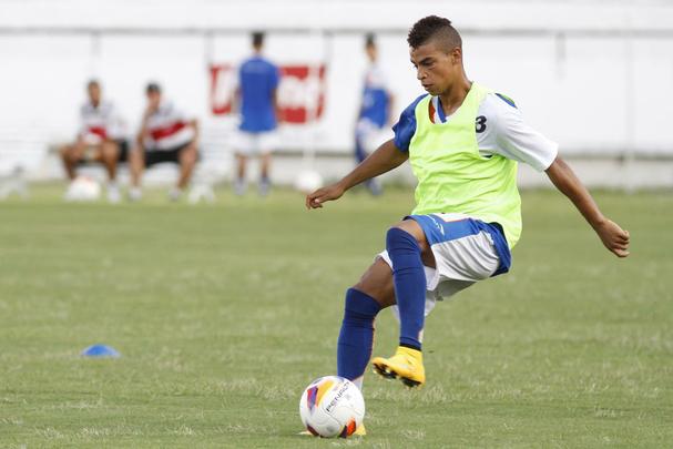 Prata da casa, o meia de 19 anos Williams Luz, defendendo o Santa Cruz, esteve em campo em somente duas partidas pelo Campeonato Pernambucano de 2015. Ainda no início do ano passado, jogou pelo Gama do Distrito Federal, pelo qual disputou o Campeonato Brasiliense. Em campo por cinco partidas, entrou como titular em três. Durante a disputa do Campeonato Brasileiro 2016, chegou a ser relacionado por 11 jogos, mas não teve a oportunidade de atuar pelo clube na Série A.