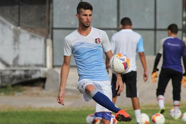 Desde 2015 entre os profissionais, o zagueiro prata da casa Walter Guimares recebeu sua primeira oportunidade em campo pela equipe principal no incio do ano passado. Atuou em trs partidas, sendo uma pela Copa do Brasil e outras duas pelo Brasileiro. Uma dessas, justamente no ltimo compromisso coral na Srie A 2016, quando o time esteve fortemente desfalcado devido ao adiamento da rodada em luto pelo acidente com a Chapecoense na Colmbia. 