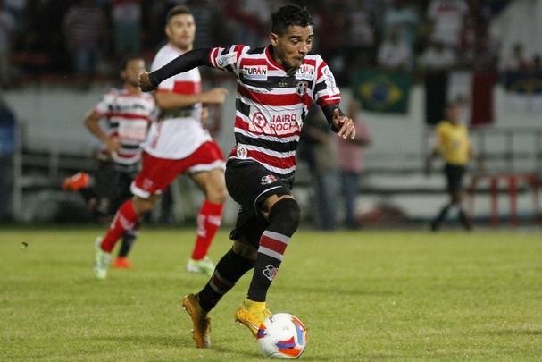 Revelado no Santa Cruz em 2013, Nininho nunca se firmou no Tricolor. O seu melhor tempo no Arruda foi em 2015, quando foi titular da lateral direita na reta final do ttulo estadual. Em seguida, porm, acabou sendo emprestado para o Amrica-RN e para o Boa Esporte, onde estava no incio do ltimo ano.