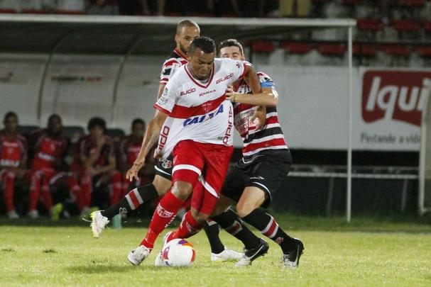 O centroavante Zé Carlos tem vasta experiência. Revelado no Corinthians Alagoano, passou pelos portugueses Porto e Vizela antes de retornar a Maceió, em 2004, quando começou a se tornar ídolo no CRB, onde estava no último ano. No Criciúma, sagrou-se artilheiro da Série B de 2012, com 27 gols. Além do Tigre, passou pelo Changchun Yatai (da China), Ulsan e Jeonbuk (Coreia do Sul), Paulista, Cruzeiro, Portuguesa, Gamba Osaka (Japão) e Ajman Club, dos Emirados Árabes.