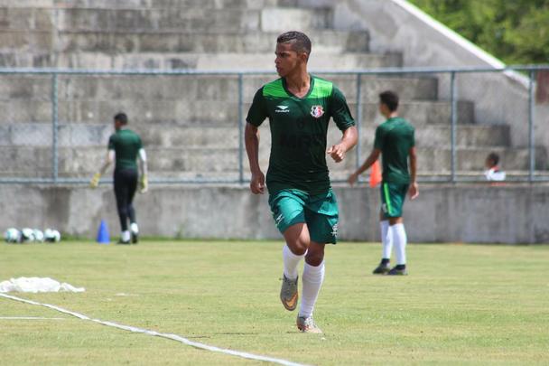 Prata da casa, o meia de 19 anos Williams Luz, defendendo o Santa Cruz, esteve em campo em somente duas partidas pelo Campeonato Pernambucano de 2015. Ainda no incio do ano passado, jogou pelo Gama do Distrito Federal, pelo qual disputou o Campeonato Brasiliense. Em campo por  cinco partidas, entrou como titular em trs. Durante a disputa do Campeonato Brasileiro 2016, chegou a ser relacionado por 11 jogos, mas no teve a oportunidade de atuar pelo clube na Srie A.