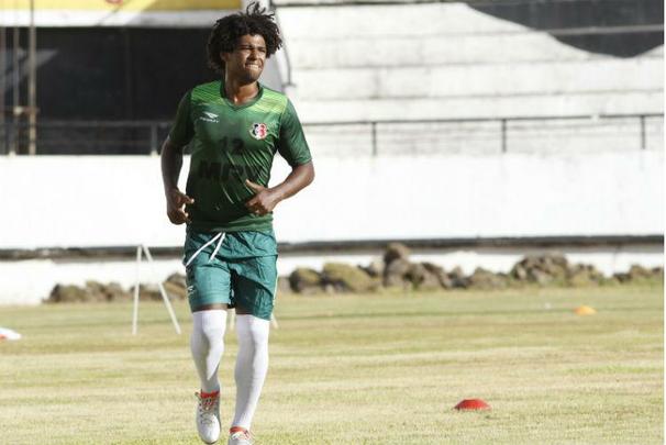 O atacante William Barbio foi o terceiro reforo anunciado pelo Santa para 2017. O avanado pertence ao Vasco da Gama e foi cedido por emprstimo ao Tricolor at o final da temporada. O atleta de 24 anos disputou o ltimo Brasileiro da Srie A pelo Amrica-MG, onde foi pouco aproveitado (atuou em apenas dois jogos). Antes, vestiu as camisas do Joinville, Chapecoense, Bahia, Atltico/GO e Nova Iguau.