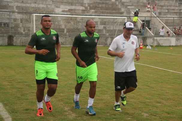 O centroavante Z Carlos tem vasta experincia. Revelado no Corinthians Alagoano, passou pelos portugueses Porto e Vizela antes de retornar a Macei, em 2004, quando comeou a se tornar dolo no CRB, onde estava no ltimo ano. No Cricima, sagrou-se artilheiro da Srie B de 2012, com 27 gols. Alm do Tigre, passou pelo Changchun Yatai (da China), Ulsan e Jeonbuk (Coreia do Sul), Paulista, Cruzeiro, Portuguesa, Gamba Osaka (Japo) e  Ajman Club, dos Emirados rabes.