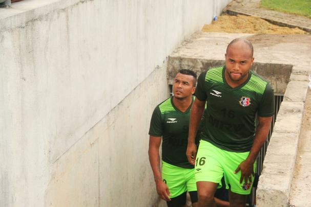 O zagueiro Anderson Salles, de 28 anos, estava no Gois, equipe pela qual disputou a Srie B 2016. Chegou para suprir a vaga deixada por Danny Morais, de ida para a Coreia do Sul. Apesar de s ter balanado as redes apenas uma vez na ltima temporada, o defensor tem fama de 'artilheiro'. Isso porque pelo Ituano, onde jogou entre 2010 e 2014 (com uma breve sada para o Grmio Barueri, em 2012), marcou 22 gols. 
Ele tem passagens pelo Vasco, Bragantino e Santos.