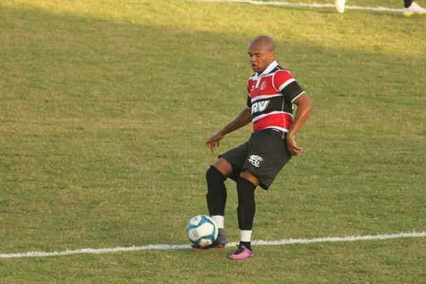 O zagueiro Anderson Salles, de 28 anos, estava no Gois, equipe pela qual disputou a Srie B 2016. Chegou para suprir a vaga deixada por Danny Morais, de ida para a Coreia do Sul. Apesar de s ter balanado as redes apenas uma vez na ltima temporada, o defensor tem fama de 'artilheiro'. Isso porque pelo Ituano, onde jogou entre 2010 e 2014 (com uma breve sada para o Grmio Barueri, em 2012), marcou 22 gols. 
Ele tem passagens pelo Vasco, Bragantino e Santos.