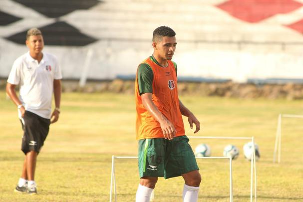 Revelado no Santa Cruz em 2013, Nininho nunca se firmou no Tricolor. O seu melhor tempo no Arruda foi em 2015, quando foi titular da lateral direita na reta final do ttulo estadual. Em seguida, porm, acabou sendo emprestado para o Amrica-RN e para o Boa Esporte, onde estava no incio do ltimo ano.