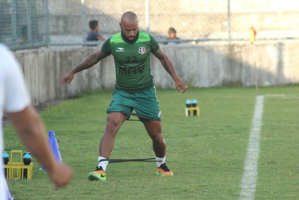Aps ter contrato encerrado em dezembro de 2016, o lateral esquerdo Tiago Costa prolongou vnculo at o fim do ano que vem. Se recuperando de uma grave leso no tendo, por foras judiciais, o Tricolor seria obrigado a ficar com o atleta por, pelo menos, mais trs meses. A direo, porm, resolveu estender sua permanncia. A previso  de que retorne aos gramados em janeiro, quando se iniciam as competies de 2017. Tiago vai agora acumular sua quarta temporada pelo Santa. Alm do ano passado, defendeu o clube entre 2012 e 2014, e tambm em 2015, aps ida  Chapecoense.