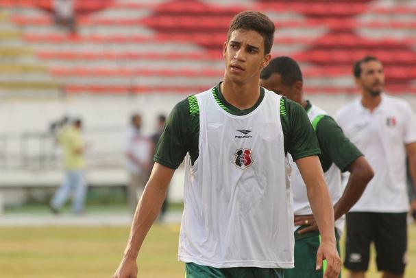 Promovido do sub-20 ao elenco profissional no fim do ano passado, o lateral esquerdo Eduardo ganhou destaque durante a pr-temporada por conta do problema mdico com Tiago Costa, titular da posio.