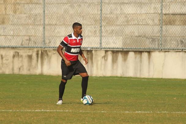 Revelado no clube, o volante Wellington Czar foi titular absoluto da cabea de rea do Santa Cruz na campanha do acesso  Primeira Diviso, ainda em 2015. Com a chegada de Uillian Correia no ano passado, perdeu espao e se tornou uma espcie de 12 titular da equipe. Na ltima temporada, defendeu o Tricolor por 28 confrontos, registrando atuaes em todas as competies disputadas pelo clube coral durante o ano. 