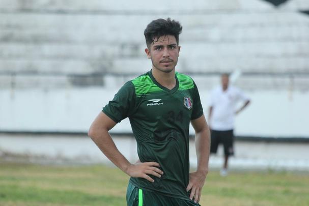 O volante Gabriel Leite de 20 anos foi promovido ao time profissional do Santa Cruz no incio desta temporada. Antes, havia atuado somente pela equipe Sub-20 do Tricolor. No Arruda desde 2016, o atleta est no Recife por emprstimo do Atltico Paranaense. 