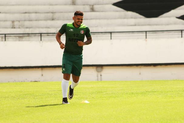 Aps longas conversas com a diretoria sobre acerto dos dbitos do clube na temporada passada, o lateral esquerdo Roberto acertou o seu retorno ao Santa Cruz para mais um ano vestindo a camisa tricolor.