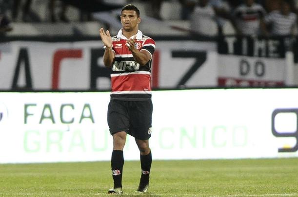 O atacante Halef Pitbull, de 22 anos, chegou ao Arruda cedido pelo Cruzeiro por emprstimo at o final deste ano. Halef acertou com o Tricolor em negociao que envolveu a ida do meia Raniel, prata da casa,  Toca da Raposa. Centroavante de ofcio, Halef foi adquirido pelo clube mineiro em janeiro, mas constava numa lista emprstimo para adquirir experincia profissional. Em 2016, Halef marcou 12 gols e conquistou trs ttulos. Estreou pelo Santa no clssico contra o Nutico pela Copa do Nordeste e j construiu uma identificao com a torcida coral.