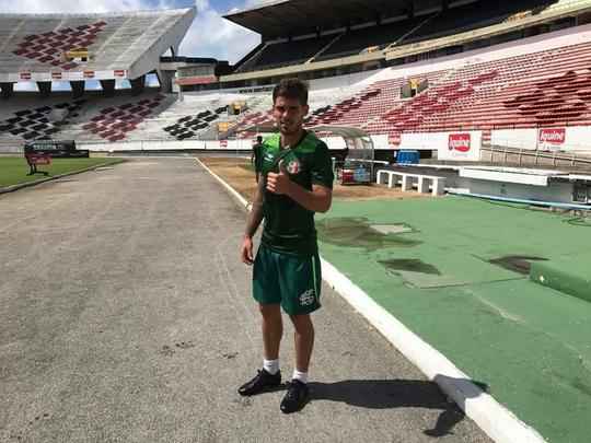 Brasileiro naturalizado uruguaio, o volante Federico Gino chega ao Arruda por emprstimo at julho de 2017, quando se encerra o vnculo dele com o dono dos seus direitos econmicos - o Cruzeiro. O Santa, no entanto, tem prioridade para renovar contrato com o jogador por mais trs anos. Aos 23 anos, Gino foi revelado no Defensor Sporting-URU, em 2013, e passou tambm pelo Carpi, da Itlia, antes de se transferir para o Cruzeiro, no ano passado. Na Raposa, s entrou em campo 11 vezes, sendo apenas cinco como titular.