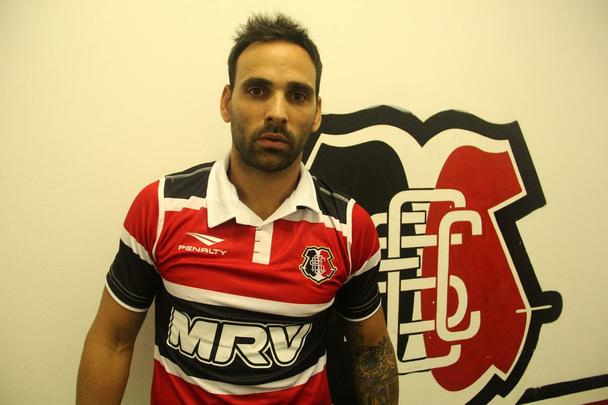 O argentino Facundo Parra foi trazido para ser o 'camisa 9' do Santa Cruz aps a sada de Z Carlos. O centroavante estava parado desde maio de 2016, quando defendeu o Atltico Rafaela, da Argentina. O atacante tem passagens ainda por clubes como Independiente-ARG e Atalanta, da Itlia. 