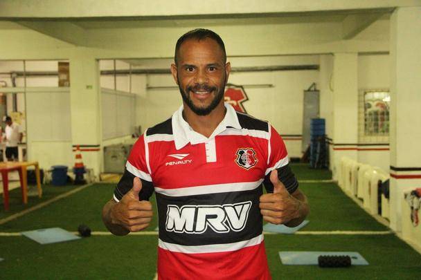 Aos 37 anos, o veterano Jlio Csar (ou s Jlio, como prefere ser chamado no Tricolor) estava no futebol rabe desde 2009. Revelado no prprio Santa Cruz h quase duas dcadas, voltou ao clube e  cidade natal sob referncias de Grafite, com quem jogou contra no Oriente Mdio. 

e voltou ao Recife 