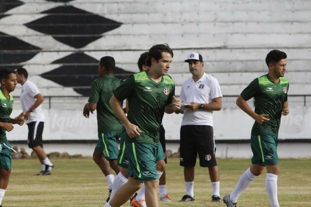 O Santa Cruz se reapresentou nesta quarta-feira com 19 jogadores. Onze deles foram formados nas categorias de base do clube. O grupo contou ainda com quase todos os seus seis reforos. O zagueiro Bruno Silva, o volante David e o atacante William Barbio estiveram presentes. Alm deles, as novidades foram o meia Thiago Primo e o zagueiro Jaime. A nica ausncia foi o goleiro Jlio Csar, que teve problemas de sade com o filho.