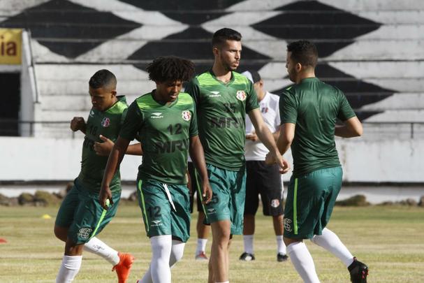 O Santa Cruz se reapresentou nesta quarta-feira com 19 jogadores. Onze deles foram formados nas categorias de base do clube. O grupo contou ainda com quase todos os seus seis reforos. O zagueiro Bruno Silva, o volante David e o atacante William Barbio estiveram presentes. Alm deles, as novidades foram o meia Thiago Primo e o zagueiro Jaime. A nica ausncia foi o goleiro Jlio Csar, que teve problemas de sade com o filho.