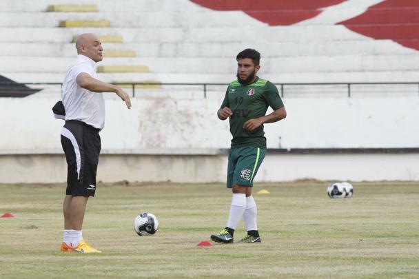 O Santa Cruz se reapresentou nesta quarta-feira com 19 jogadores. Onze deles foram formados nas categorias de base do clube. O grupo contou ainda com quase todos os seus seis reforos. O zagueiro Bruno Silva, o volante David e o atacante William Barbio estiveram presentes. Alm deles, as novidades foram o meia Thiago Primo e o zagueiro Jaime. A nica ausncia foi o goleiro Jlio Csar, que teve problemas de sade com o filho.