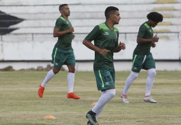 O Santa Cruz se reapresentou nesta quarta-feira com 19 jogadores. Onze deles foram formados nas categorias de base do clube. O grupo contou ainda com quase todos os seus seis reforos. O zagueiro Bruno Silva, o volante David e o atacante William Barbio estiveram presentes. Alm deles, as novidades foram o meia Thiago Primo e o zagueiro Jaime. A nica ausncia foi o goleiro Jlio Csar, que teve problemas de sade com o filho.