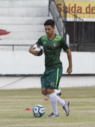 O Santa Cruz se reapresentou nesta quarta-feira com 19 jogadores. Onze deles foram formados nas categorias de base do clube. O grupo contou ainda com quase todos os seus seis reforos. O zagueiro Bruno Silva, o volante David e o atacante William Barbio estiveram presentes. Alm deles, as novidades foram o meia Thiago Primo e o zagueiro Jaime. A nica ausncia foi o goleiro Jlio Csar, que teve problemas de sade com o filho.