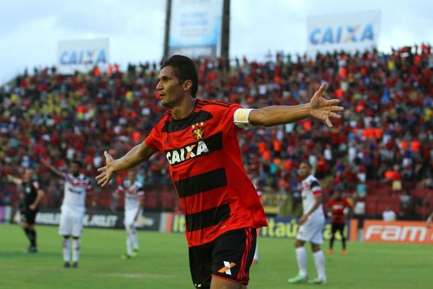 dolo rubro-negro ao lado do goleiro Magro, Durval mantm contrato com o clube at dezembro deste ano. Registrou uma passagem pelo clube de 2006 a 2009, levando o pernambucano por quatro vezes. Levantou a taa nacional da Copa do Brasil em 2008 e disputou a Libertadores pelo Rubro-negro no ano seguinte. Tornou ao Leo em 2014, chegando para a conquista da Copa do Nordeste e de mais um ttulo estadual. Aps uma queda de rendimento durante a Srie A de 2016, perdeu espao no time ainda sob o comando de Oswaldo, tornando a titularidade somente na ltima partida do Leo no ano, com a suspenso de Matheus Ferraz.