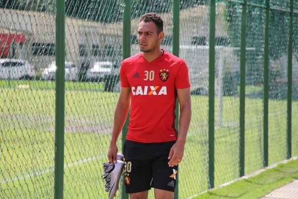 ltimo contratado pelo Sport na ltima temporada, o lateral-esquerdo Mansur mantm acordo com o clube at dezembro deste ano. Sem oportunidades, esteve em campo pelo Leo somente duas vezes. Diante do Grmio pelo Brasileiro, por nove minutos, e a partida completa diante do Santa Cruz pela Sul-Americana na Ilha. O lateral, ainda, envolveu-se em uma polmica com o volante Ronaldo quando trocaram socos durante o treino recreativo no CT.
