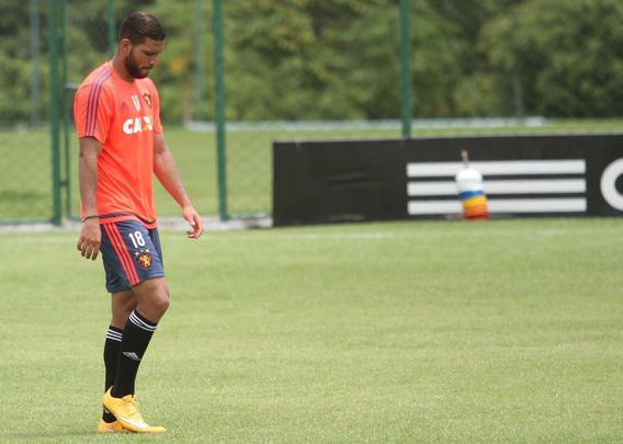 O zagueiro colombiano Oswaldo Henríquez Bocanegra chegou ao Sport no início do ano passado e mantém contrato com o clube até dezembro de 2018. Rapidamente conquistou a titularidade, mandando Matheus Ferraz para o banco de reservas. No entanto, uma sequência de lesões sofridas durante a disputa da Série A fez com que o defensor perdesse espaço no time.