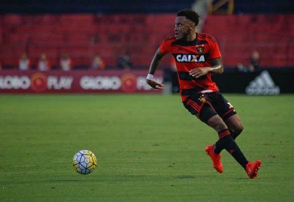 Um dos poucos estrangeiros que vingou no Sport em 2016, o atacante Rodney Wallace mantém contrato com o clube até dezembro deste ano. Ele foi titular da equipe no Campeonato Brasileiro primeiro como lateral esquerdo e depois como ponta. Deve fazer parte dos planos do clube. O atleta, no entanto, pediu para deixar o Rubro-negro para tornar aos Estados Unidos, a pedido de sua esposa. De acordo com a diretoria leonina, Rodney só terá sua saída autorizada se pagar a multa de rescisão de contrato.