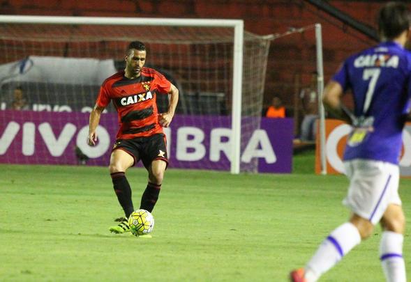 Destaque no elenco do Náutico durante a disputa do Campeonato Pernambucano 2016, o zagueiro Ronaldo Alves deixou o Alvirrubro para defender o Sport durante o Brasileiro do mesmo ano. Mantém contrato com o clube até dezembro de 2018. Durante a Série A, devido ao seu bom desempenho em campo, foi responsável por deixar o ídolo Durval no banco de reservas. Quando passou a dividir a zaga com Matheus Ferraz.