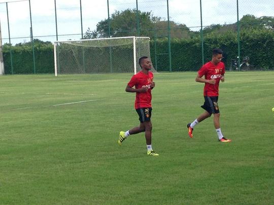 O atacante Marquinhos (E) de 27 anos veio por empréstimo até dezembro junto ao Internacional. Esteve presente na apresentação do elenco rubro-negro, mas só subiu aos gramados para seu primeiro treino no dia seguinte. Pelo Inter, pouco entrou em campo em 2016. Foram apenas 19 jogos (seis como titular), com somente um gol marcado. Revelado pelo Vitória, em 2008, defendeu ainda Palmeiras, Flamengo e Cruzeiro, onde foi campeão brasileiro de 2014.