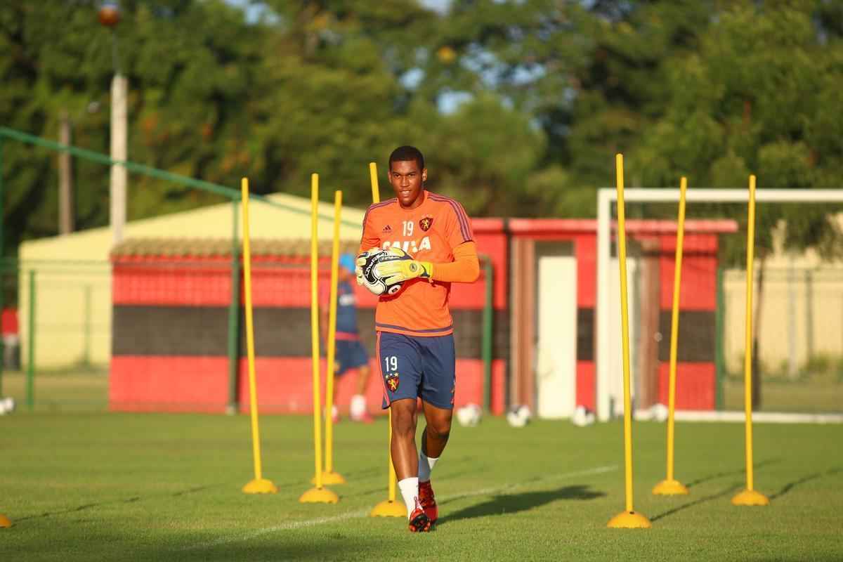 O goleiro Lucas, de 18 anos, tem uma dura disputa pela frente para ir a campo pelo principal. Promovido ao profissional neste ano a pedido de Daniel Paulista, o arqueiro registra uma passagem pela Seleo Brasileira Sub-20 no ano passado, convocado pelo tcnico Micale. Titular na Copa So Paulo neste ano, em 2016 no esteve debaixo da meta. O motivo, no entanto, deveu-se a uma solicitao do preparador Gilberto que, reconhecendo a capacidade tcnica do atleta, pediu para trein-lo. 