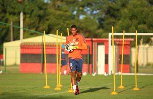 O goleiro Lucas, de 18 anos, tem uma dura disputa pela frente para ir a campo pelo principal. Promovido ao profissional neste ano a pedido de Daniel Paulista, o arqueiro registra uma passagem pela Seleo Brasileira Sub-20 no ano passado, convocado pelo tcnico Micale. Titular na Copa So Paulo neste ano, em 2016 no esteve debaixo da meta. O motivo, no entanto, deveu-se a uma solicitao do preparador Gilberto que, reconhecendo a capacidade tcnica do atleta, pediu para trein-lo. 