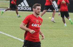 O lateral-direito Raul Prata, de 29 anos, estava no Botafogo-SP. Contratado em novembro, no chegou a estrear pelo time paulista. Assinar contrato de um ano no Sport, com o Leo tendo opo de compra de 50% dos seus direitos econmicos. Destacou-se pela Luverdense, clube que defendeu por seis temporadas seguidas. Na Srie B do ano passado, disputou 33 partidas dos 38 confrontos da equipe, mas no marcou gols. Chega para disputar vaga com Samuel Xavier. 