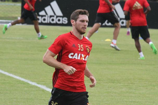 O lateral-direito Raul Prata, de 29 anos, estava no Botafogo-SP. Contratado em novembro, no chegou a estrear pelo time paulista. Assinar contrato de um ano no Sport, com o Leo tendo opo de compra de 50% dos seus direitos econmicos. Destacou-se pela Luverdense, clube que defendeu por seis temporadas seguidas. Na Srie B do ano passado, disputou 33 partidas dos 38 confrontos da equipe, mas no marcou gols. Chega para disputar vaga com Samuel Xavier. 