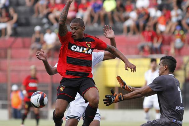 Desconhecido da maioria dos torcedores, o atacante Paulo Henrique, de 27 anos, chega ao Sport como uma aposta aps passar seis temporadas atuando fora do pas. Revelado pelo Atltico-MG em 2007, quando trabalhou com Alexandre Faria, Paulo Henrique se transferiu aos 18 anos para o Heereveen, da Holanda, onde permaneceu por trs temporadas. Registra passagens tambm por Palmeiras, Westerlo (Blgica), Trabzonspor (Turquia), esteve no futebol chins e, mais recentemente, emprestado ao Estoril.